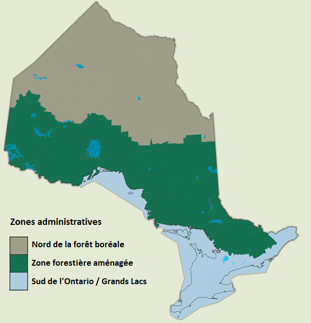Le carte indique les trois zones administratives des ressources forestières de l'Ontario. La zone du nord de la forêt boréale se trouve dans le Grand Nord de l'Ontario. La zone forestière aménagée, située au milieu de la province, s'étend de Kemptville au sud-est à Pikangikum au nord-ouest. Elle couvre des parties de la forêt boréale et de la forêt des Grands Lacs et du fleuve Saint-Laurent. La zone du sud de l'Ontario et des Grands Lacs est au sud de la zone forestière aménagée.
