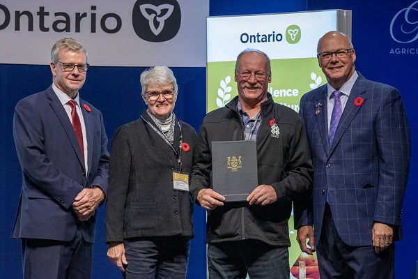 Minister Rob Flack and PA John Jordan awarding Sheldon Creek Dairy with the Supply Chain Excellence category Honourable Mention certificate.
