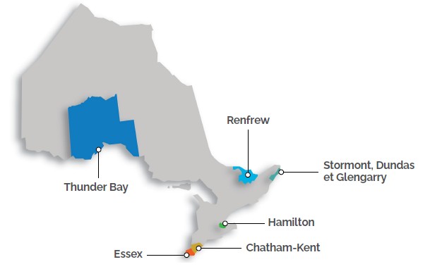 Carte stylisée de l’Ontario en gris, avec plusieurs régions désignées mises en évidence pour l’élargissement des services en français : Thunder Bay en bleu foncé, Renfrew en bleu clair, Stormont, Dundas et Glengarry indiqué par une nuance de bleu vert, Essex en orange, Chatham Kent en jaune et Hamilton marqué d’un point vert. Chaque région est reliée à son nom par un trait fin.