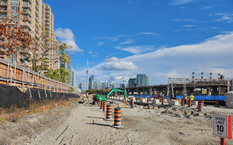 Site de construction de la ligne Ontario avec de l’équipement lourd et des ouvriers.