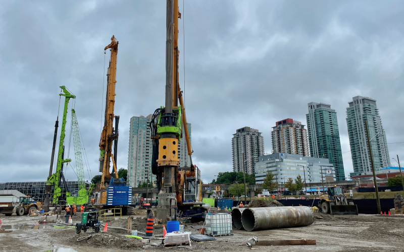 Chantier de construction de l’extension du métro de Scarborough montrant de la machinerie lourde en milieu urbain.